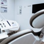 Eine Zahnzusatzversicherung kann dazu beitragen, die Kosten für teure zahnärztliche Behandlungen zu reduzieren.