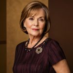 Modetrends für Frauen ab 60: Stilvolle Outfits für eine schlanke Silhouette trotz Bauch